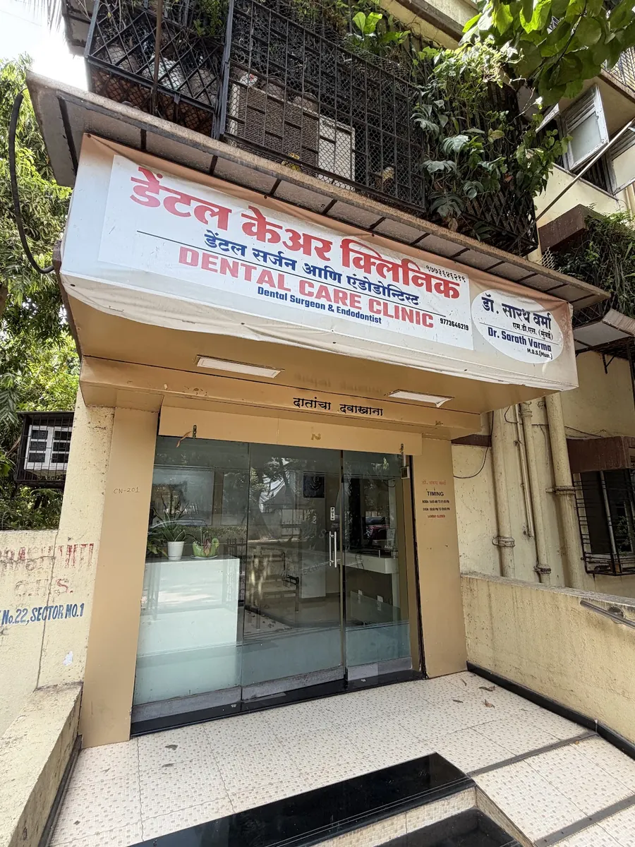 Bilingual clinic signage in Marathi and English